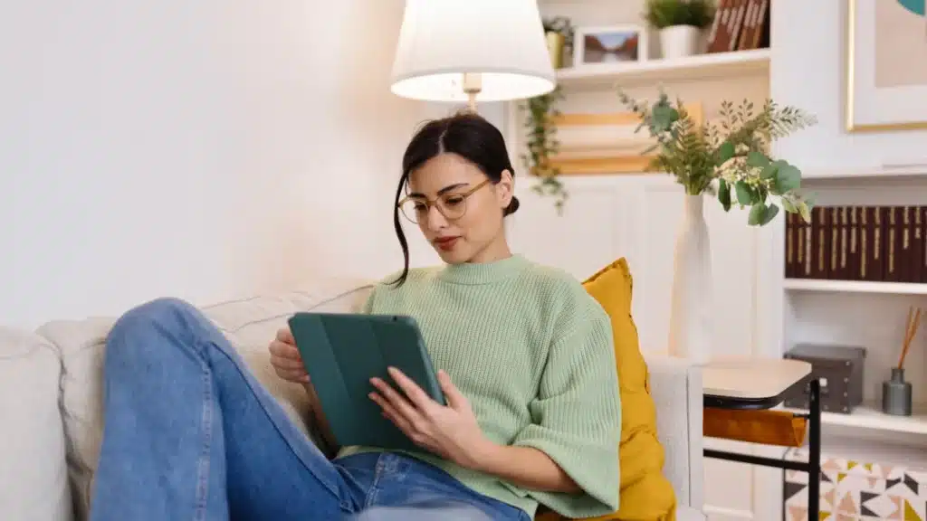 Kleyers Frankfurt Woman using digital tablet at home